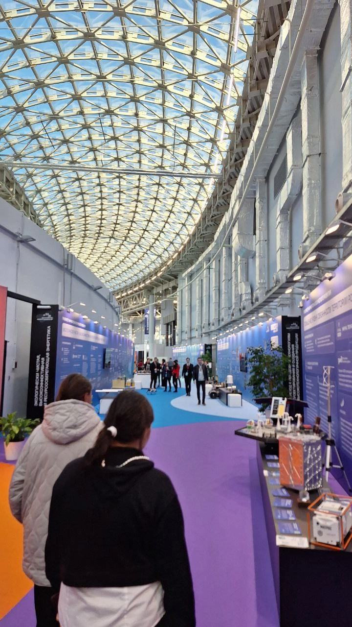 Территория выставки в целом огромна, мероприятий много, и стенды сделаны очень качественно и в основной массе стильно
Коридор-выставка был классным если бы ещё через него не ходила такая толпа 😁 | Сетка — новая социальная сеть от hh.ru