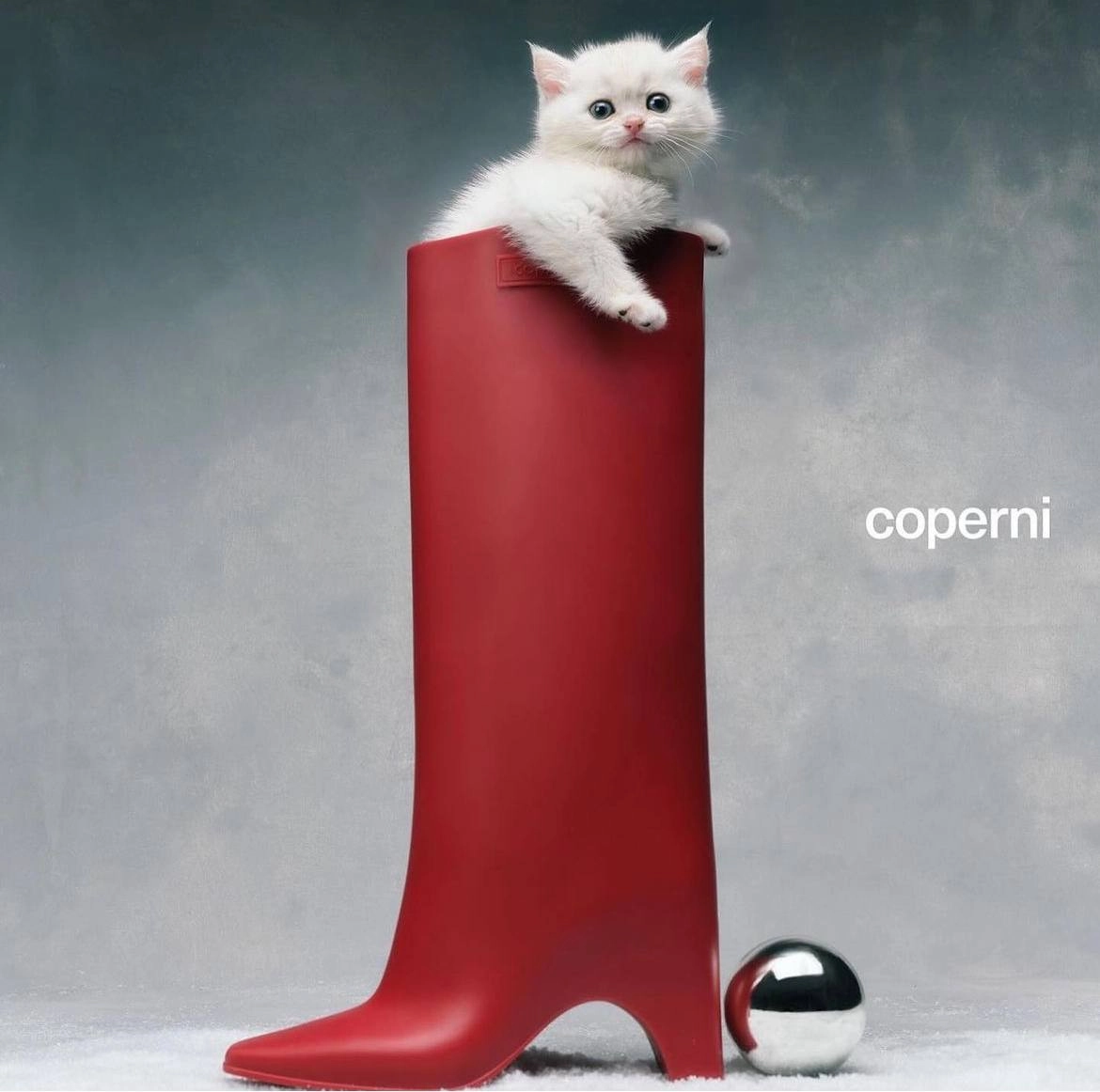 Ой, а кто это у нас слизал Coperni подчистую ✌
Re:store выкатили свой зимний кампейн, но зачем-то весь арт-директ украли у итальянского бренда и их съёмки годичной давности. | Сетка — социальная сеть от hh.ru