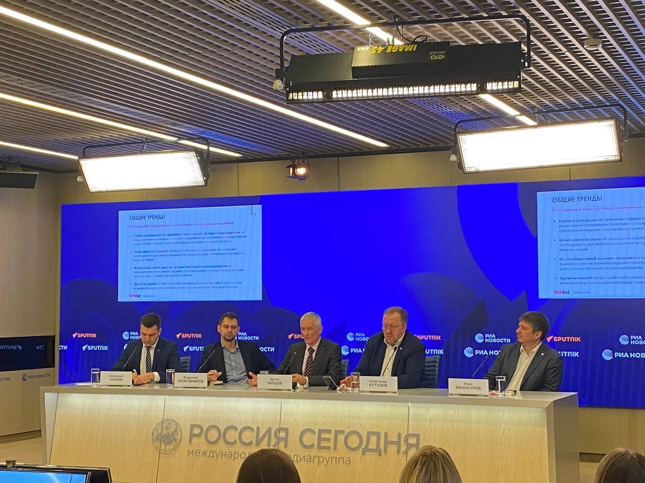 Артем Чапцов, руководитель центра компетенций Академии управления WINbd говорил некотором диссонансе: мы часто пытаемся научить тому, что понадобится в будущем, опираясь на то, что хорошо показало себ... | Сетка — новая социальная сеть от hh.ru