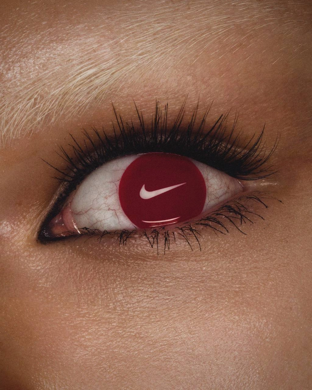 Красная дорожка. Nike представили такую в беге, изящно изобразив линии разметки губной помадой | Сетка — новая социальная сеть от hh.ru