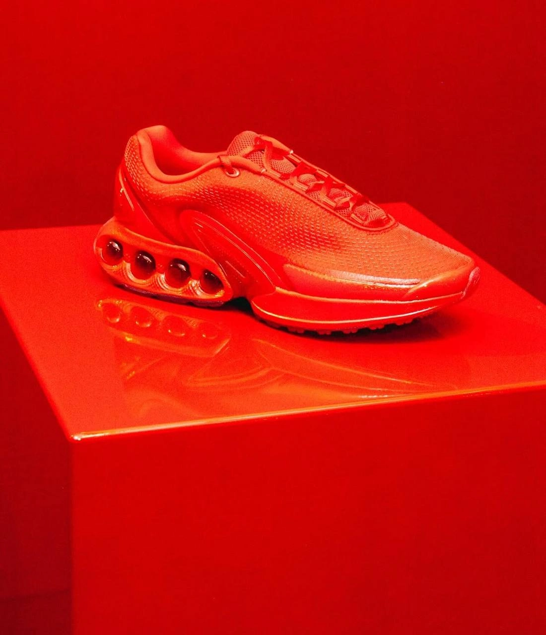 Красная дорожка. Nike представили такую в беге, изящно изобразив линии разметки губной помадой | Сетка — новая социальная сеть от hh.ru