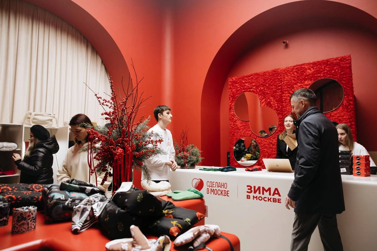 🎄На Арбате открылся павильон аксессуаров «Белый шар»
в выходные с 10:00 до 22:00
в будние дни с 11:00 до 22:00
В павильоне можно купить аксессуары более 60 локальных брендов, которые делают товары для... | Сетка — новая социальная сеть от hh.ru