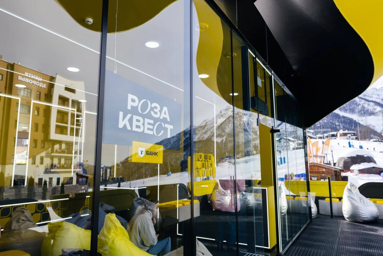 Т-Банк построил гигантскую сноубордическую маску на Роза Хутор | Сетка — новая социальная сеть от hh.ru