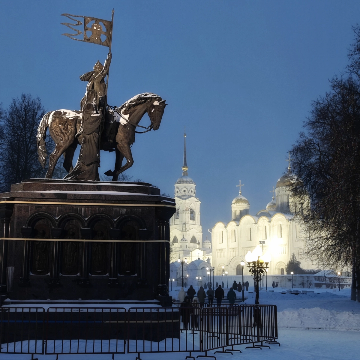 Январские морозы — идеальное время для путешествия во Владимир и Суздаль, чтобы ощутить настоящий дух древнерусского Нового года: со снегом, искрящимся под ногами, и белокаменными соборами, словно сош... | Сетка — новая социальная сеть от hh.ru