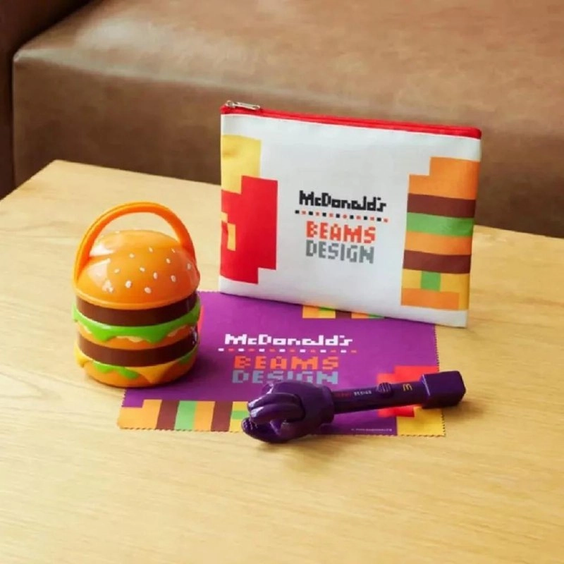 McDonald's Япония использовал локальный контекст и создал «мешок счастья». Такие «мешочки» принято дарить в Японии как символ удачи и счастливого нового года.
Всего в «мешочке» три игрушки | Сетка — новая социальная сеть от hh.ru