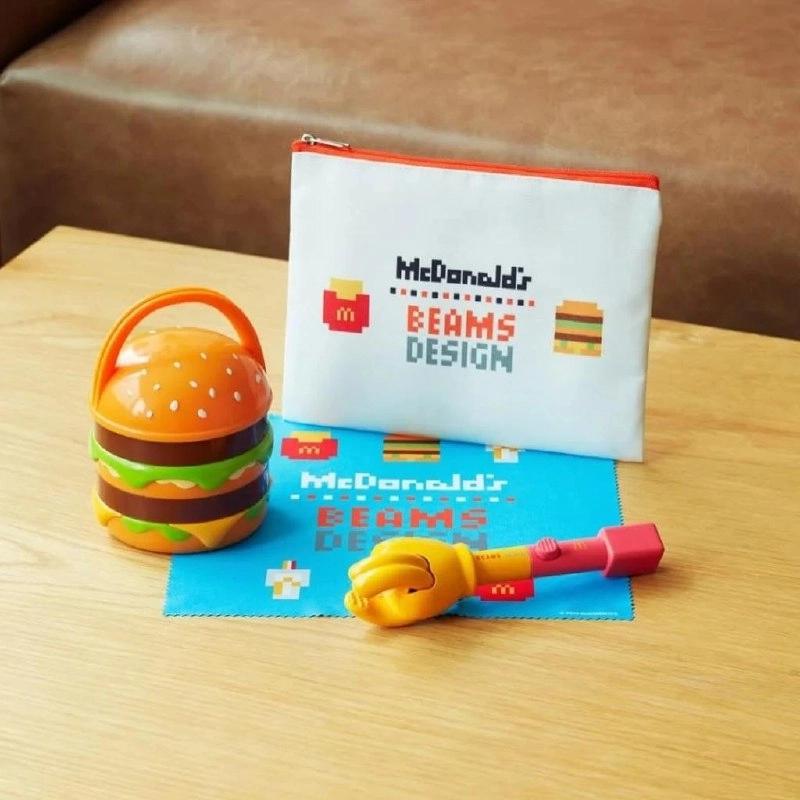 McDonald's Япония использовал локальный контекст и создал «мешок счастья». Такие «мешочки» принято дарить в Японии как символ удачи и счастливого нового года.
Всего в «мешочке» три игрушки | Сетка — новая социальная сеть от hh.ru