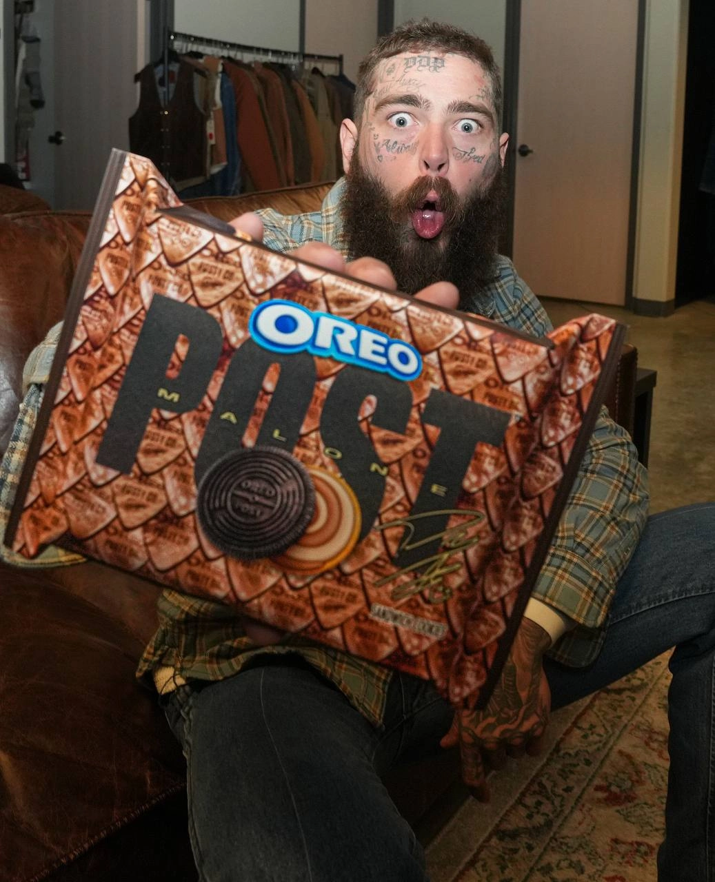 Ооо, Oreo заколлабился с Post Malone, и выкатил спешл. Это двусторонне печенье — с одной стороны традиционное шоколадное печенье, с другой — золотое, а посередине начинка из соленой карамели 🤤 | Сетка — новая социальная сеть от hh.ru