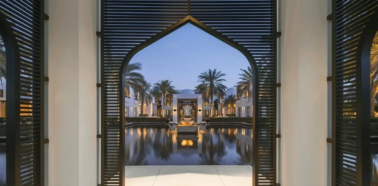 Пример ответа чат-бота @hoteladvisoraibot
⭐️ Саммари
Отель: The Chedi Muscat
Расположение: 
The Chedi Muscat расположен в Омане, примерно в 15-20 минутах езды от аэропорта и в 5 км от города Маскат | Сетка — новая социальная сеть от hh.ru