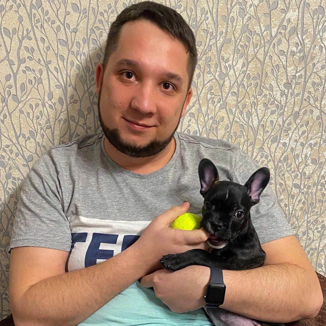 Сэму пять лет!Собака — друг человека 🐶В начале 2020 года жена частенько мне пересылала милых бульдожков, которые весело играют сами с собой, забавно бегают и выполняют команды | Сетка — новая социальная сеть от hh.ru