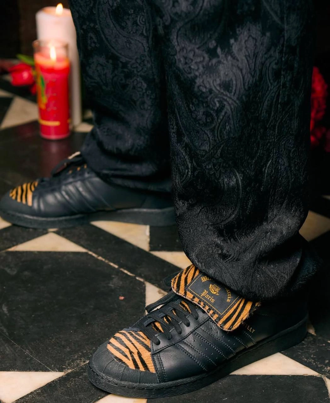 #Артем Вне политики?
adidas originals предстал на Неделе мужской моды в Париже. Сделали это через коллаб с эпатажным американо-мексиканским дизайнером Вилли Чаваррией | Сетка — новая социальная сеть от hh.ru