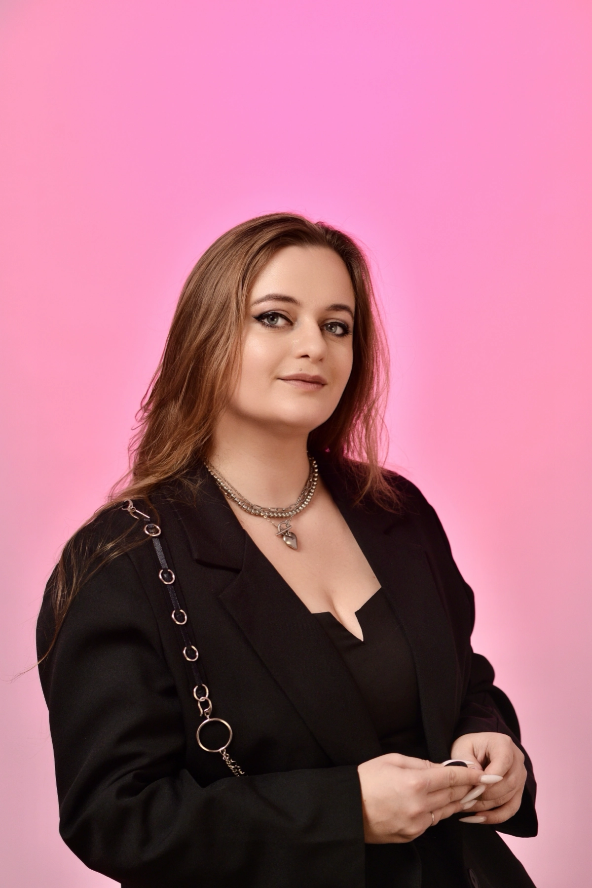 Привет, меня зовут Влада и я CEO агентства influence-маркетинга WITHOUT.
Я начала работать с блогерами еще в далеком 2016 году, когда инфлюенс-маркетинг только зарождался | Сетка — новая социальная сеть от hh.ru