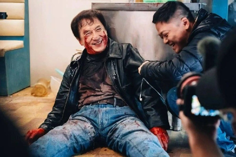 🎬 Джеки Чан и режиссёр Ларри Ян на съёмках нового фильма «Край тени». 
Напомним, что съёмки завершились 18 января, премьеру обещают уже в этом году. | Сетка — новая социальная сеть от hh.ru