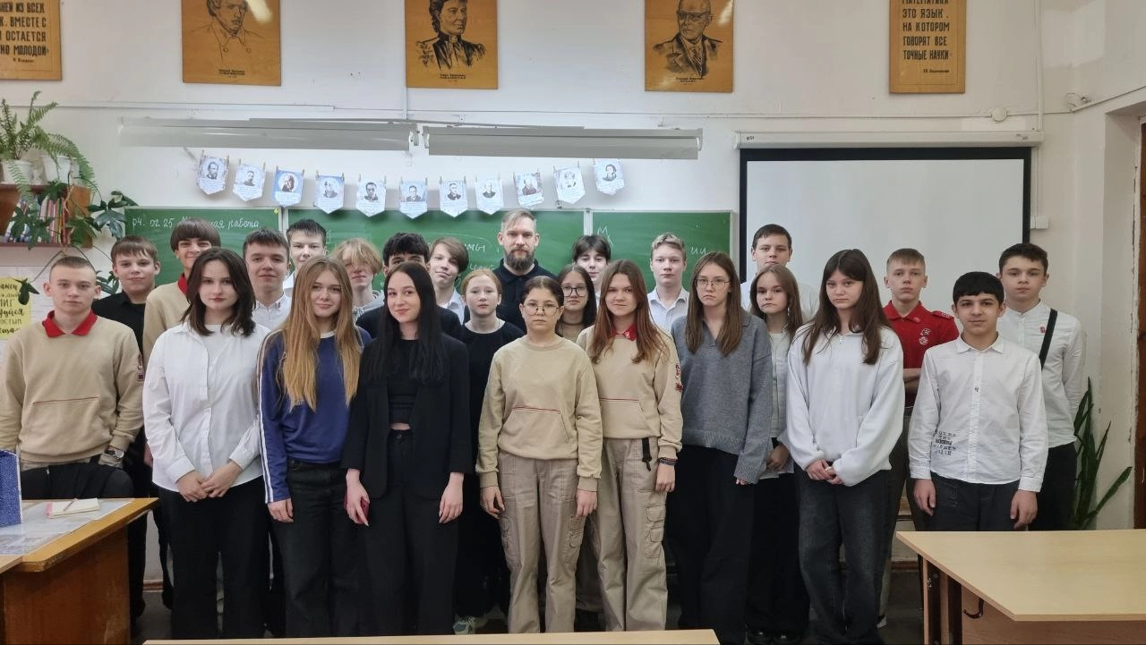 Сегодня выступил на профориентационном уроке в одной из школ города.
Давно не был в школах, с интересом ходил по рекреациям и смотрел чудесные рисунки на стенах | Сетка — новая социальная сеть от hh.ru