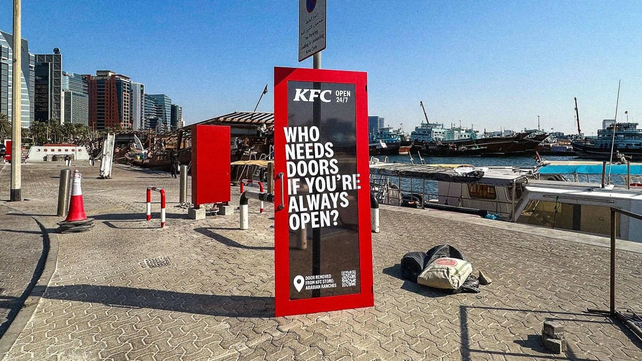KFC в Дубае классно подсветил свой переход на круглосуточный режим работы. Они сняли двери со своих ресторанов и превратили их в рекламные щиты | Сетка — новая социальная сеть от hh.ru
