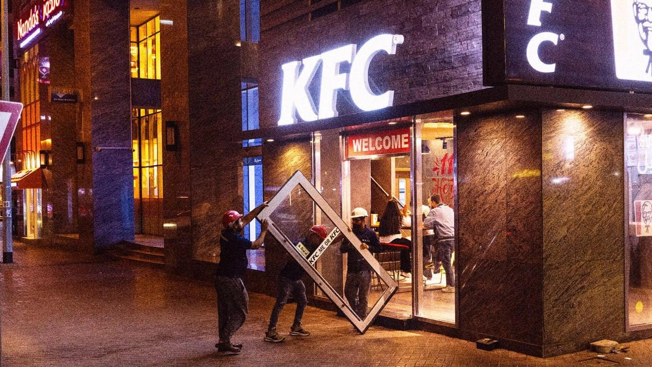 KFC в Дубае классно подсветил свой переход на круглосуточный режим работы. Они сняли двери со своих ресторанов и превратили их в рекламные щиты | Сетка — новая социальная сеть от hh.ru