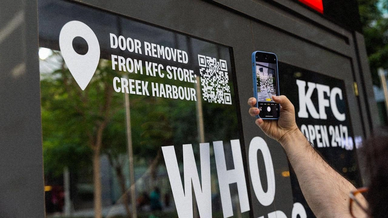 KFC в Дубае классно подсветил свой переход на круглосуточный режим работы. Они сняли двери со своих ресторанов и превратили их в рекламные щиты | Сетка — новая социальная сеть от hh.ru