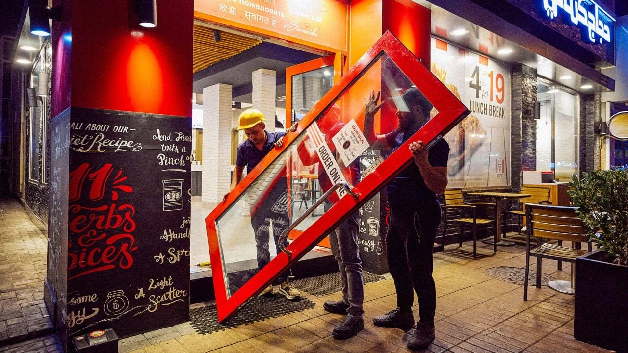 KFC в Дубае классно подсветил свой переход на круглосуточный режим работы. Они сняли двери со своих ресторанов и превратили их в рекламные щиты | Сетка — новая социальная сеть от hh.ru