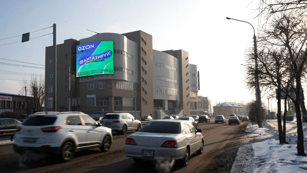GMG запустили сразу 3 новых медиафасада в Красноярске.
Два видеоэкрана появилось на улице Спандаряна д.18 (стороны А и Б): общая площадь сторон составляет 292 кв.м.
Третий медиафасад площадью 405 кв.м | Сетка — новая социальная сеть от hh.ru