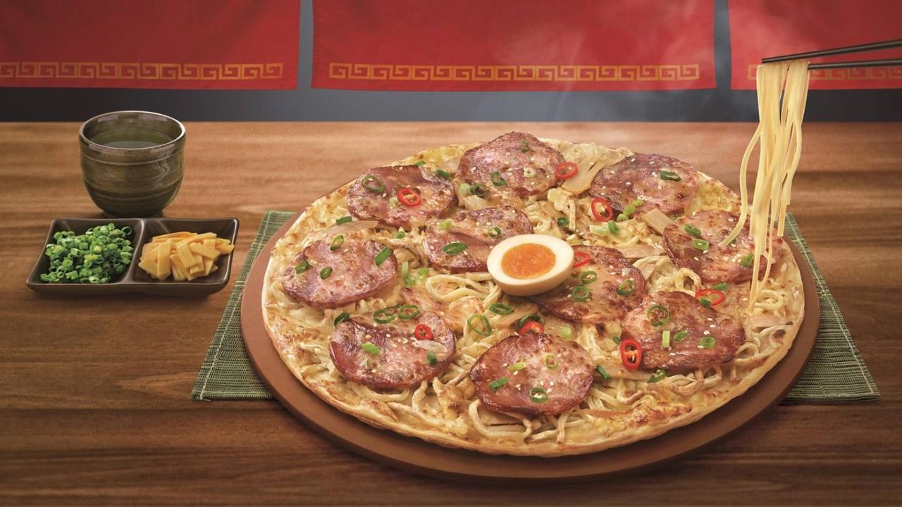 Pizza Hut создал первую в мире пиццу-рамен. Они буквально добавили в пиццу доширак лапшу.
Додо, ждём в ответ пиццу-борщ! 🍕
🍕 ЗЛП | Сетка — новая социальная сеть от hh.ru