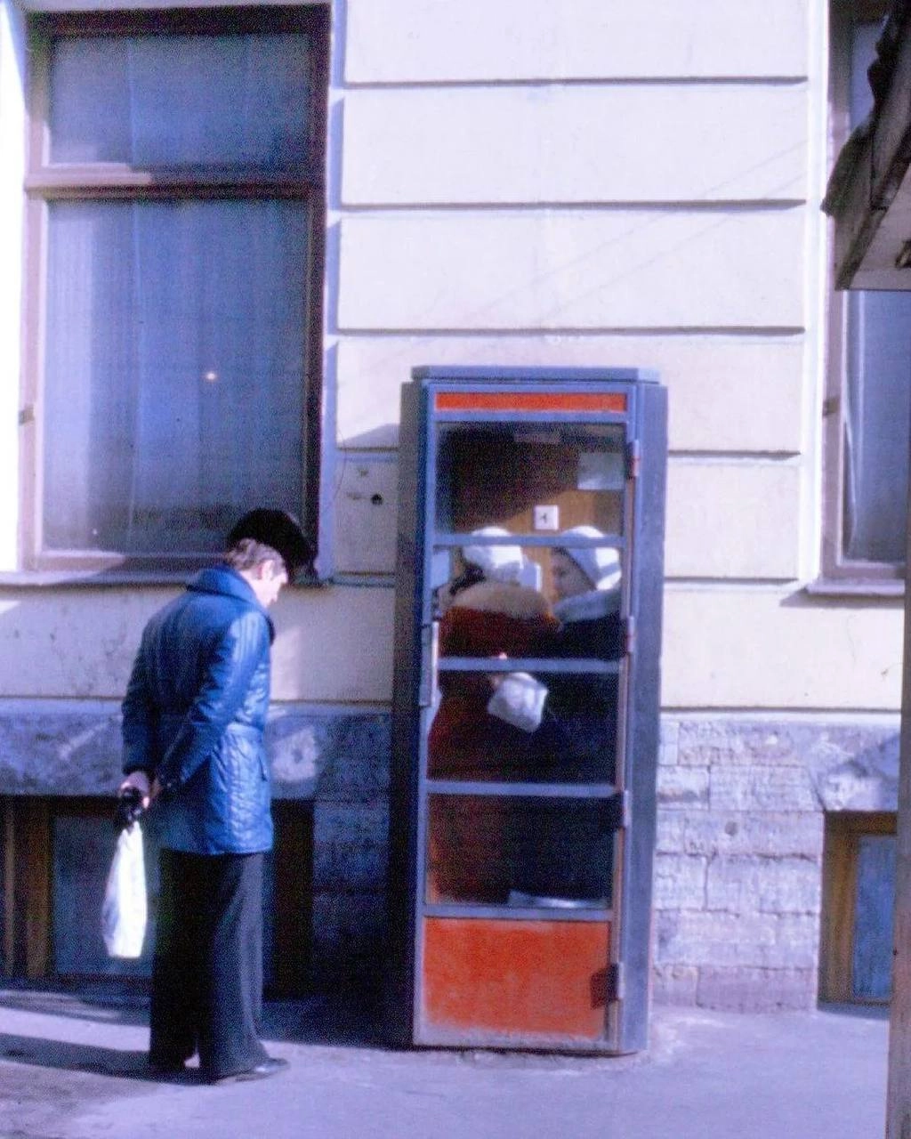 Когда я был маленьким мир реально был другим. Я помню телефонные будки на улицах, в которые нужно было кинуть копейки, чтобы с них позвонить | Сетка — новая социальная сеть от hh.ru