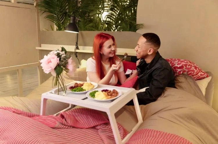 💞 Бренды тоже хотят любви! И вот, что они придумали ко Дню святого маркетинга Валентина👇
🔅 Ikea x Breeze предлагают найти свою половинку по матрасу | Сетка — новая социальная сеть от hh.ru