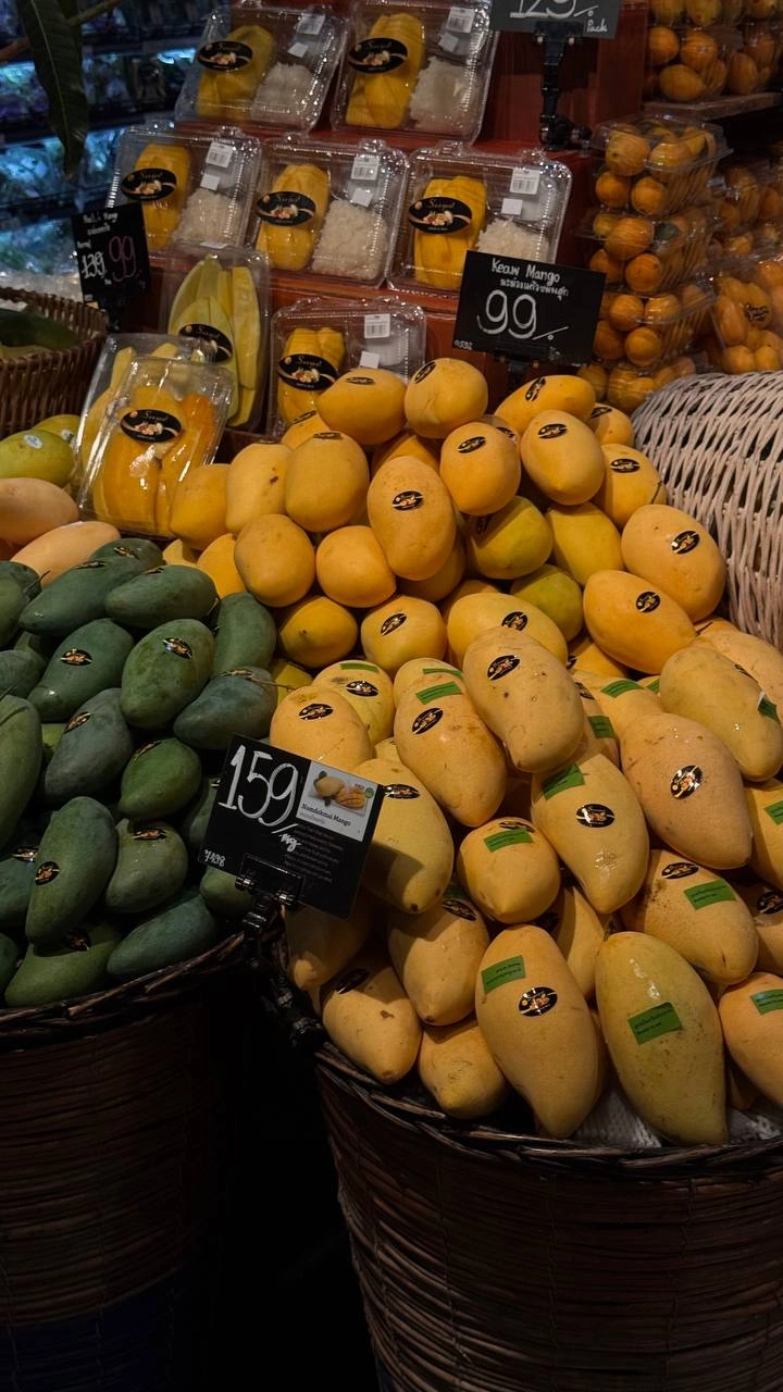 Год назад гуляли в Бангкоке по Gourmet Market (= местной азбуке вкуса) и думали: вот было бы классно пожить здесь месяц — работать удалённо, знакомиться с местными, оптом скупать манго…
Тогда это каза... | Сетка — новая социальная сеть от hh.ru