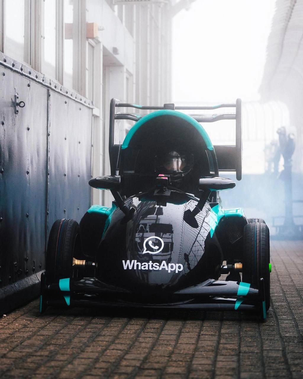 #Артем Завлекает
Ровно год WhatsApp сотрудничает с гоночной командой Mercedes. Все началось с мощного светового шоу в Нью-Йорке | Сетка — новая социальная сеть от hh.ru