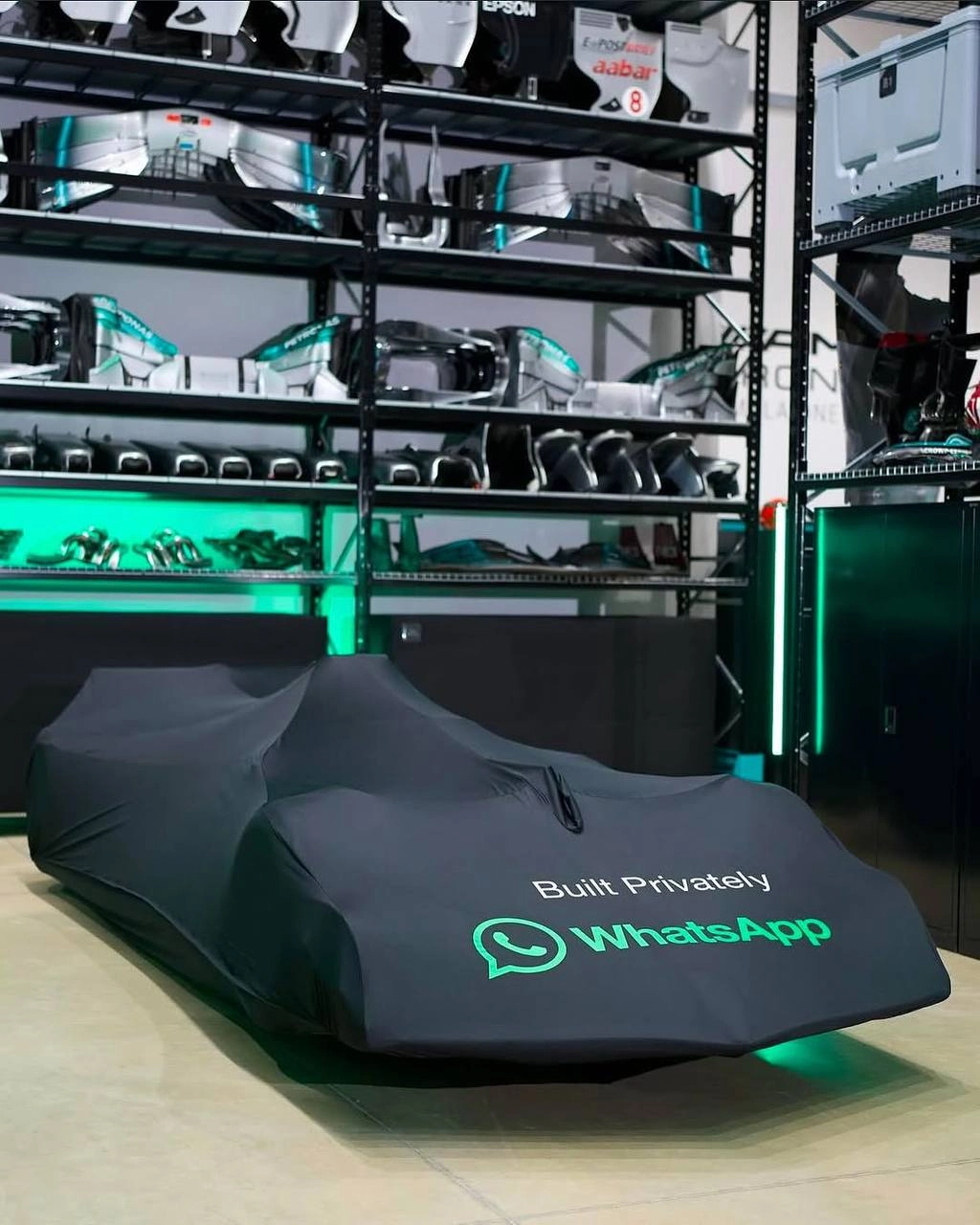 #Артем Завлекает
Ровно год WhatsApp сотрудничает с гоночной командой Mercedes. Все началось с мощного светового шоу в Нью-Йорке | Сетка — новая социальная сеть от hh.ru