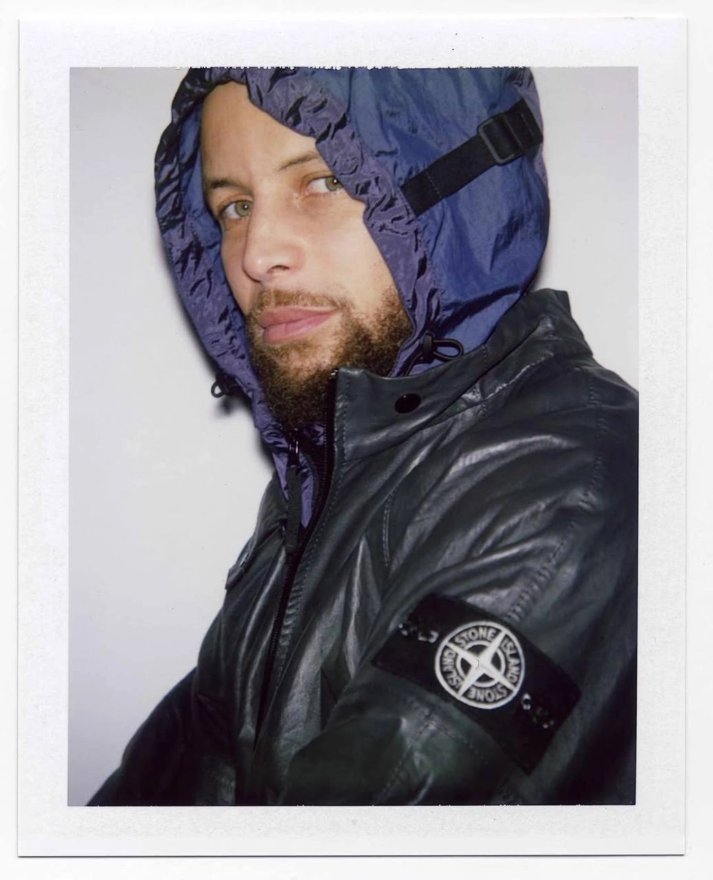 Стеф Карри стал амбассадором Stone Island. Curry Brand (принадлежит Under Armour) и Stone Island вместе выпустили закрытую капсулу одежды, а лицом рекламной кампании стал сам Карри | Сетка — новая социальная сеть от hh.ru