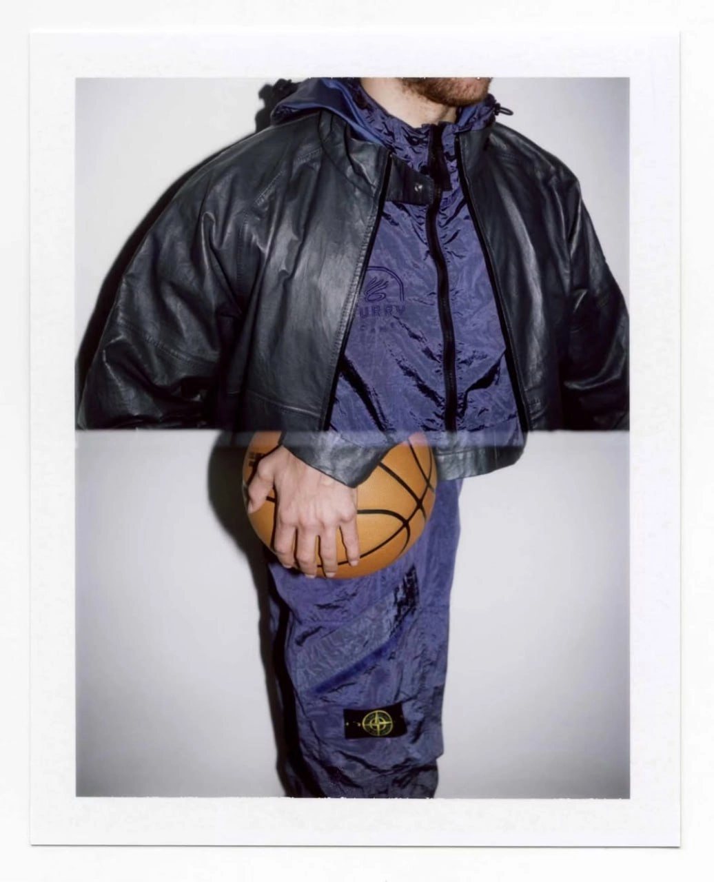 Стеф Карри стал амбассадором Stone Island. Curry Brand (принадлежит Under Armour) и Stone Island вместе выпустили закрытую капсулу одежды, а лицом рекламной кампании стал сам Карри | Сетка — новая социальная сеть от hh.ru