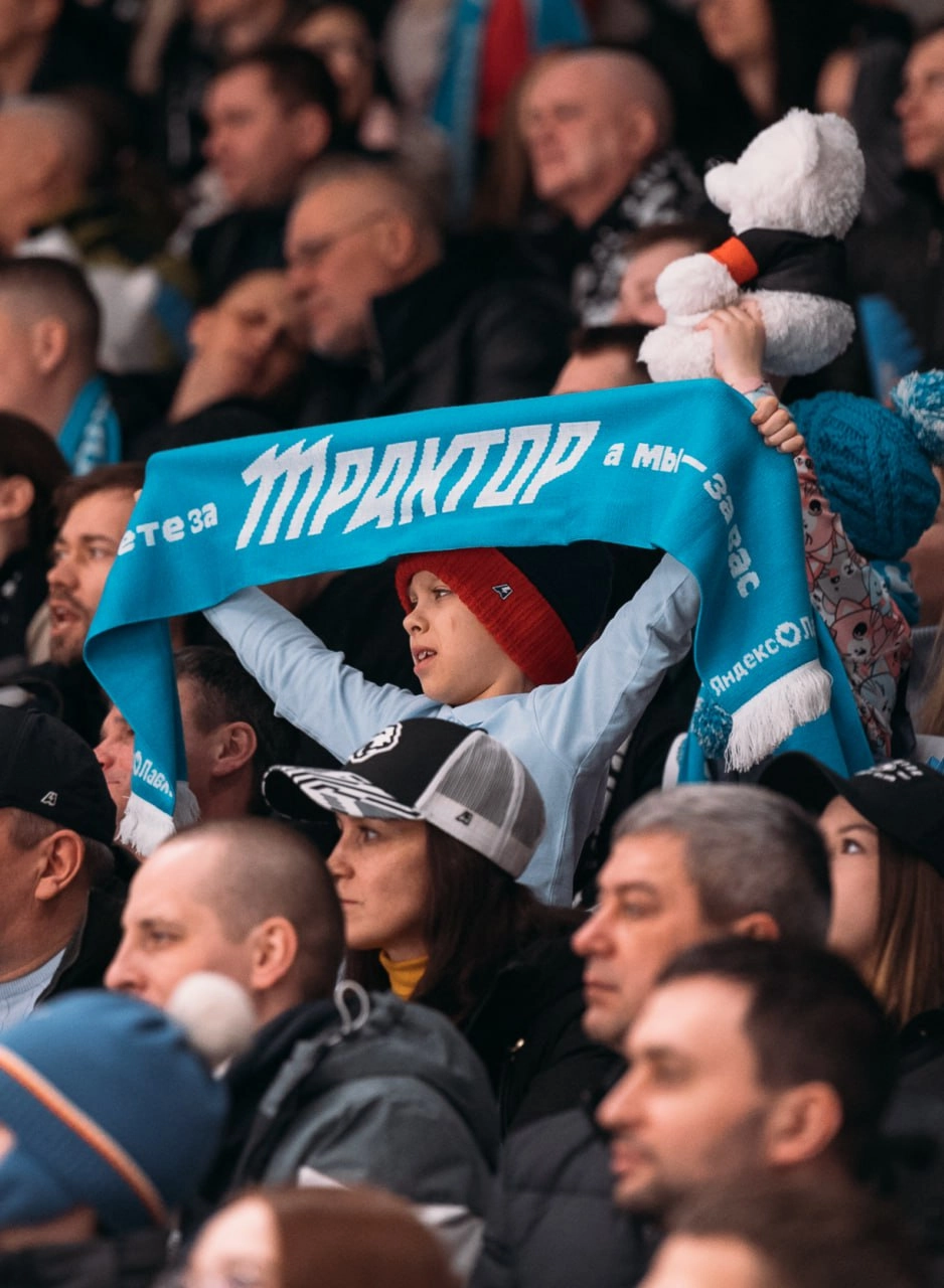 Перед вами — один из примеров того, как крупные бренды могут интегрироваться в спорт, а точнее в спортивный маркетинг: Яндекс Лавка не просто разместила билборды и логотипы сервиса на бортах арены чел... | Сетка — новая социальная сеть от hh.ru