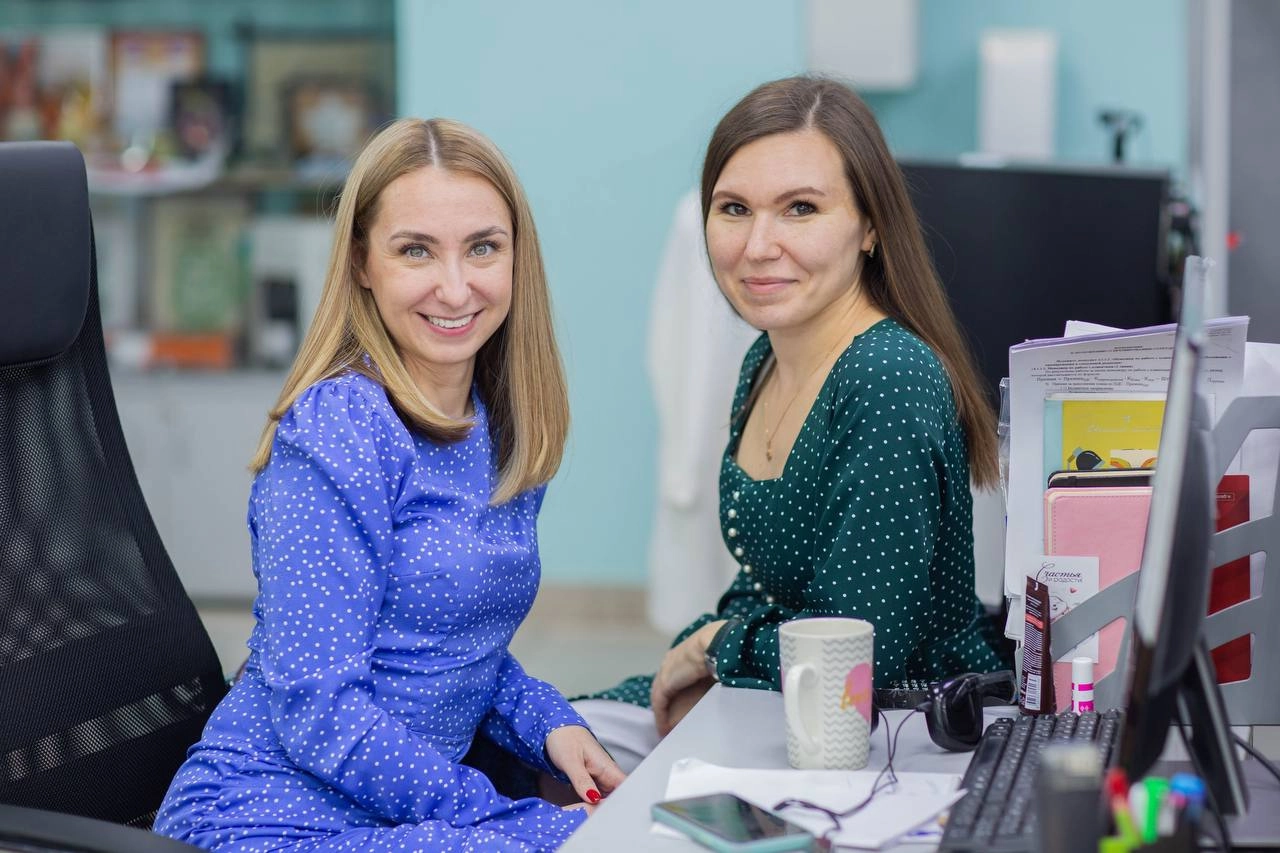 Знали ли вы о странных правилах этикета на работе? 🤔
1️⃣ Запрет на использование красного цвета: В некоторых странах считается, что красный цвет может вызывать агрессию, поэтому его использование в оф... | Сетка — новая социальная сеть от hh.ru