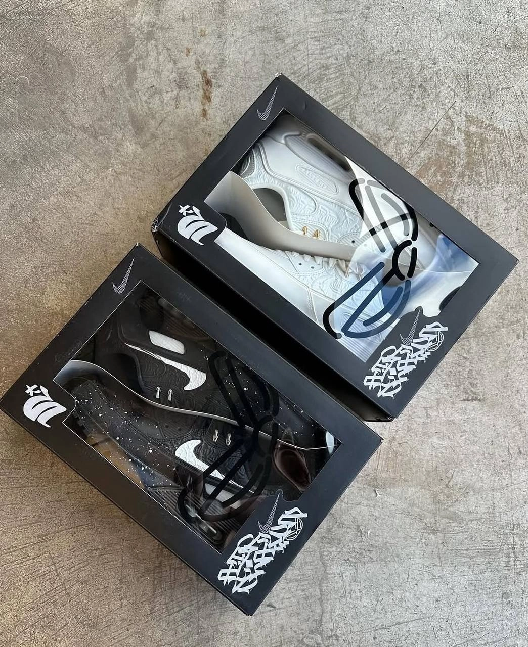 #Артем Присел.
Nike и британо-нигерийский арт-художник Slawn выкатили совместную пару кроссовок Air Max 90. Но ярче обуви получилась ее презентация | Сетка — новая социальная сеть от hh.ru