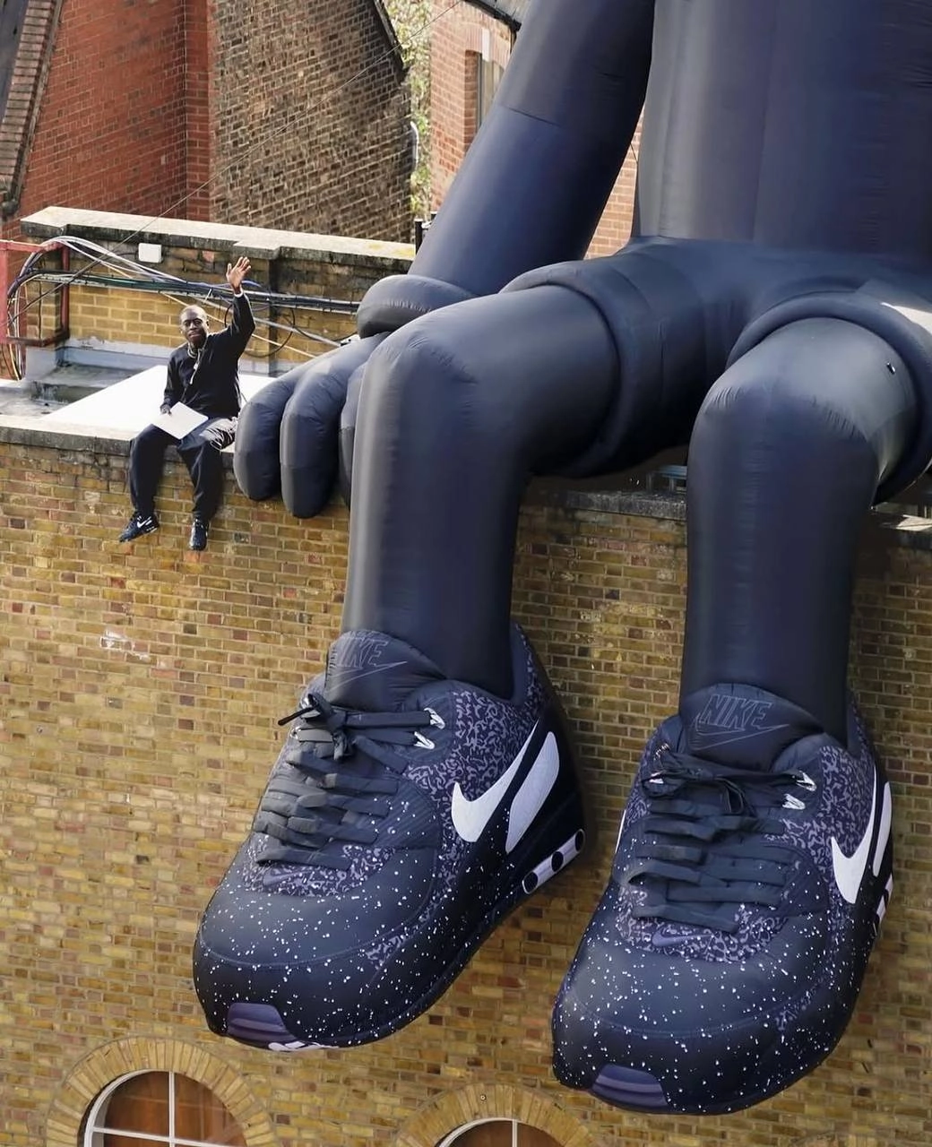 #Артем Присел.
Nike и британо-нигерийский арт-художник Slawn выкатили совместную пару кроссовок Air Max 90. Но ярче обуви получилась ее презентация | Сетка — новая социальная сеть от hh.ru