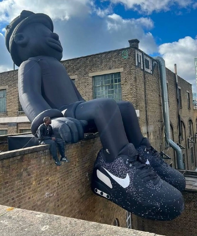 #Артем Присел.
Nike и британо-нигерийский арт-художник Slawn выкатили совместную пару кроссовок Air Max 90. Но ярче обуви получилась ее презентация | Сетка — новая социальная сеть от hh.ru