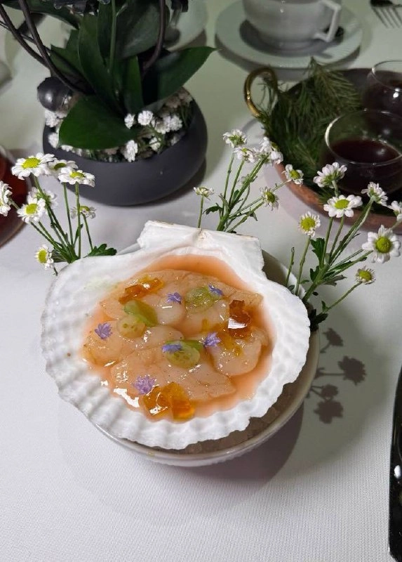 Каждый раз, когда не знаю, где поесть/куда сходить, просто открываю блог Лены — и проблема решена за пару минут. 
Тут вам и лучшие места для завтраков, и заведения для знакомства с мужчинами | Сетка — социальная сеть от hh.ru