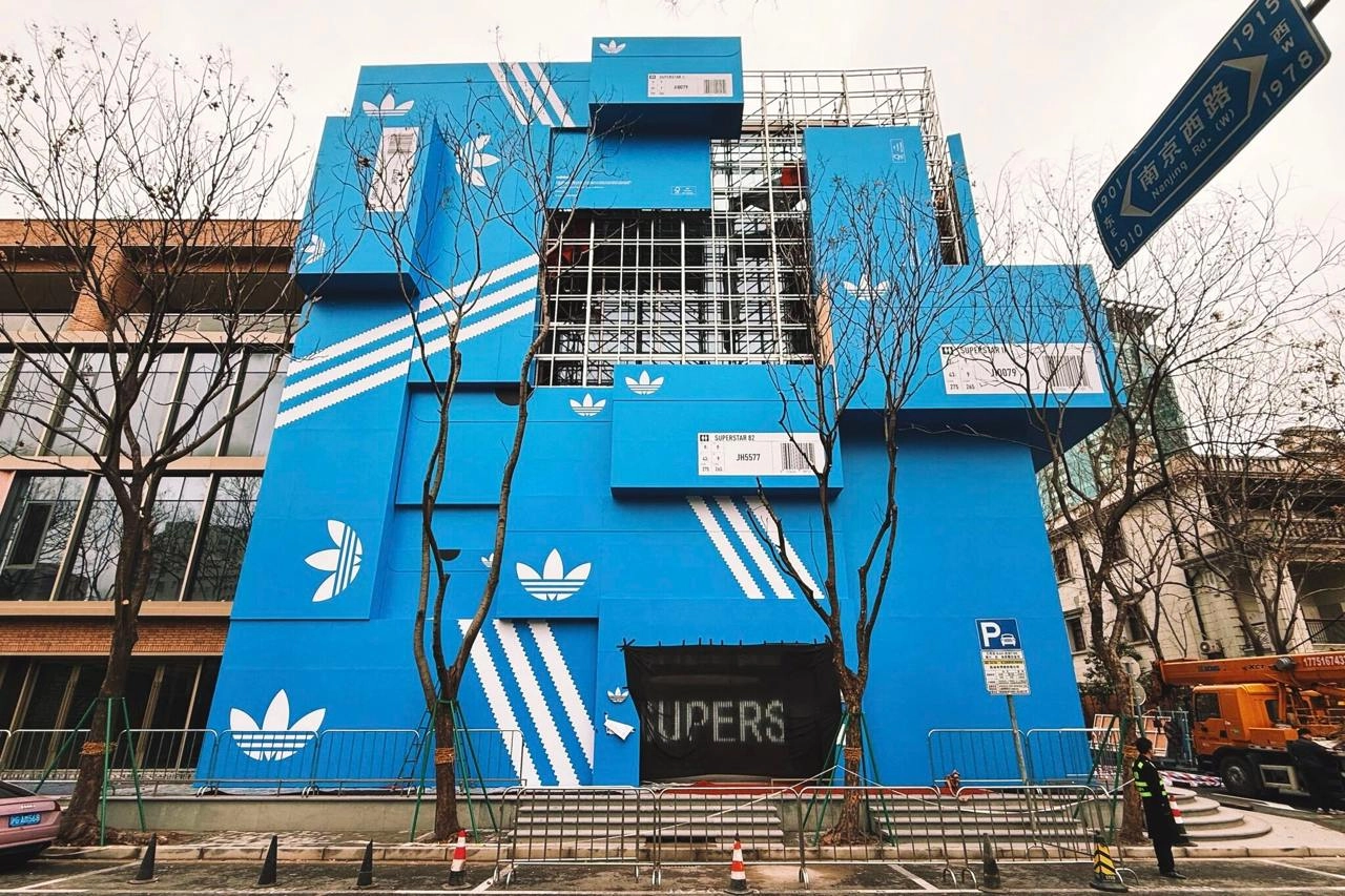 Классная инсталляция от adidas в Шанхае. Они превратили здание на Yongyuan Road в кучу коробок из-под кроссовок. Таким образом они решили рассказать о своих легендарных Superstar | Сетка — новая социальная сеть от hh.ru