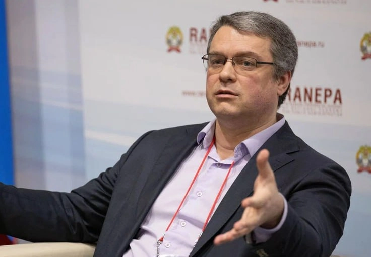 На фото на очередном выступлении застукан Михаил Малышев, мой бывший коллега по Microsoft, энтузиаст и практик ИИ, автор канала Технозаметки Малышева | Сетка — новая социальная сеть от hh.ru