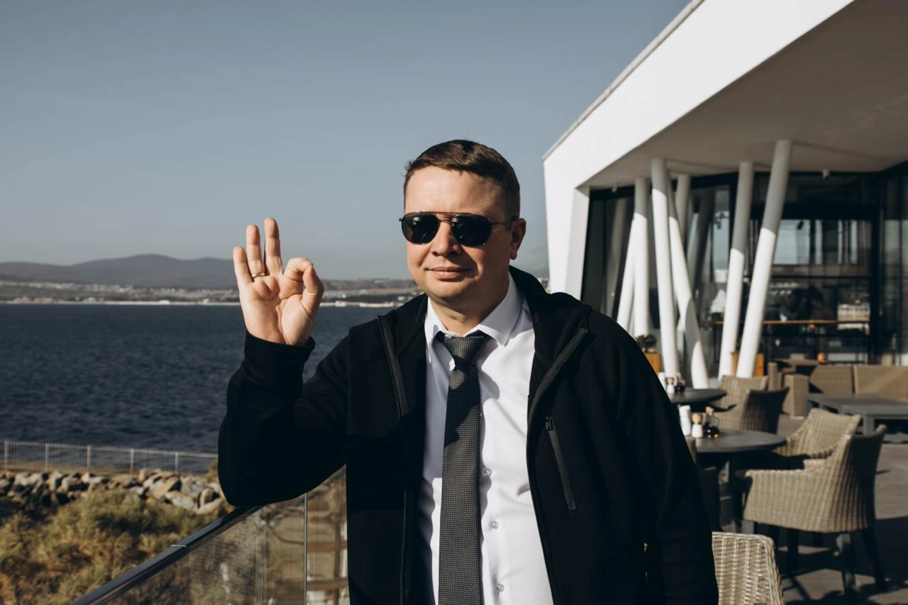 Сегодня — 42.
Интересный был год. Сложный, яркий, движовый. За этот год случился один из самых длинных и непростых переездов в моей жизни — очень важный, нужный и своевременный | Сетка — новая социальная сеть от hh.ru