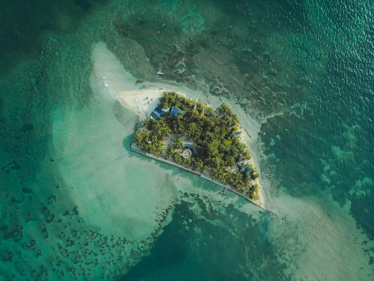 В 2021 году пивной бренд Corona купил остров в Карибском море недалеко от Колумбии. Теперь этот остров могут посетить все желающие.
Остров сделали максимально экологичным | Сетка — новая социальная сеть от hh.ru