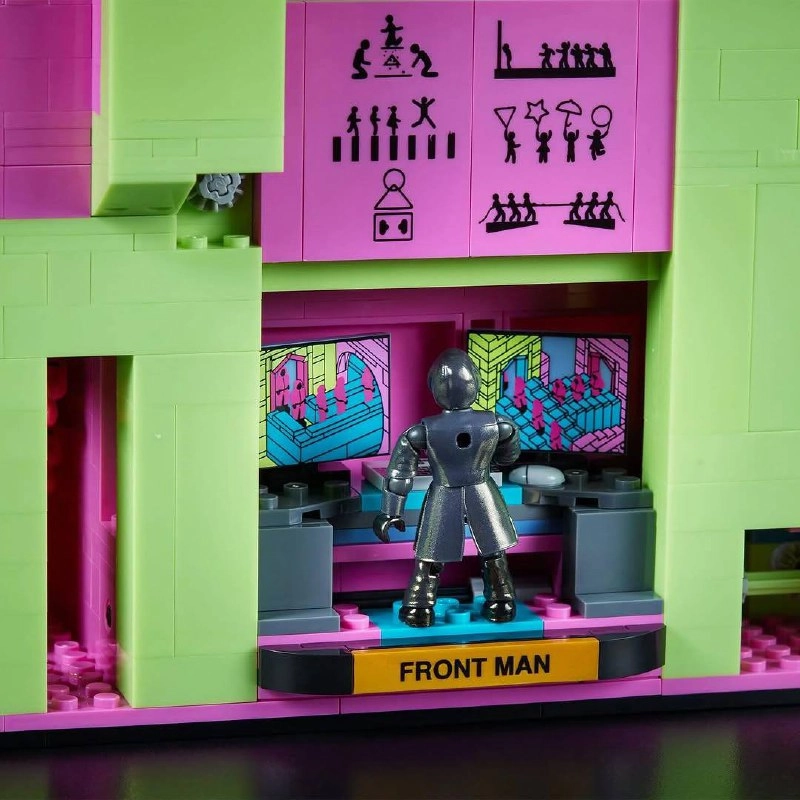 Ого, у Mattel появился набор-конструктор по «Игре в кальмара». Это лестница из сериала на 1735 деталей с фигуркой главного управляющего и 40 фигурками работников в розовых костюмах | Сетка — социальная сеть от hh.ru