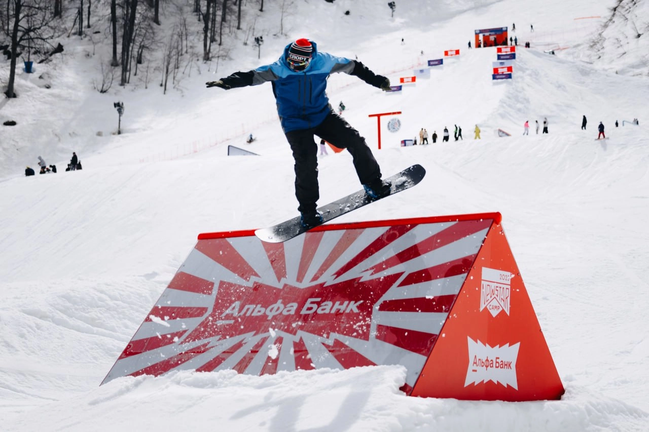 Альфа-Банк х New Star Camp
Раз уж я начал рассказывать о New Star Camp, напишу и про основные локации фестиваля | Сетка — новая социальная сеть от hh.ru