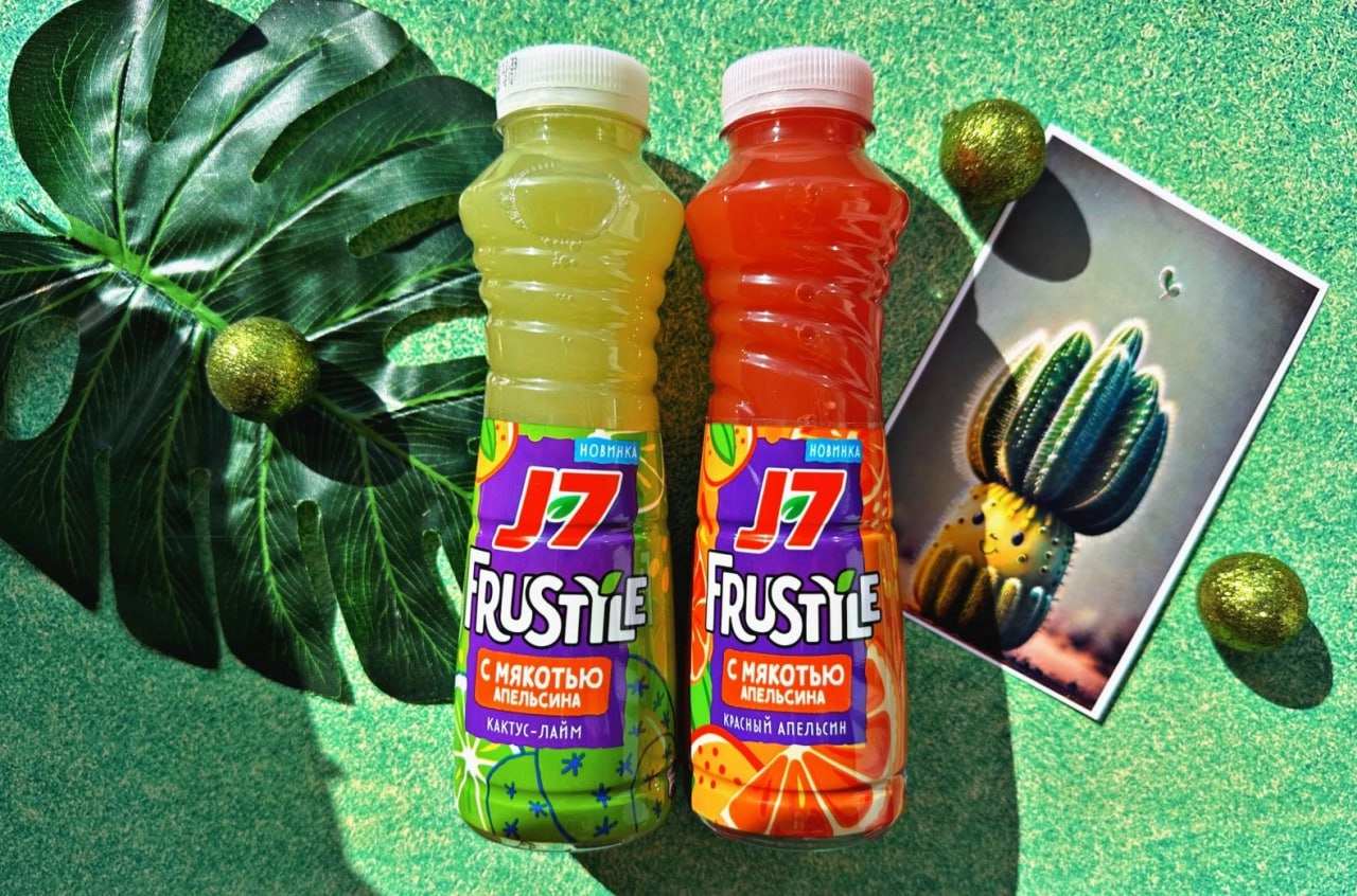 В России воскресили легендарный J7 Frustyle из нулевых. На прилавках появились сразу два вкуса — красный апельсин и кактус-лайм. 
Обзорщики пишут, что новинка и правда напоминает тот самый напиток | Сетка — новая социальная сеть от hh.ru