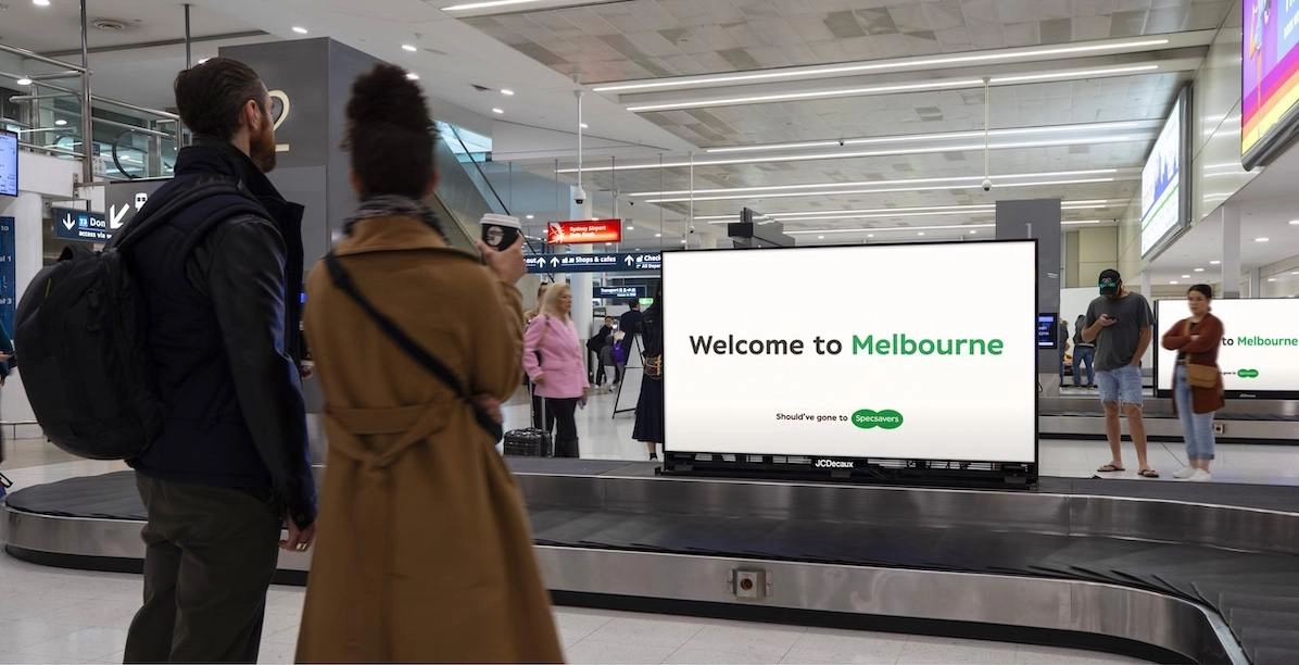 На глаза попался забавный креатив от Specsavers. Маркетинговая команда этой сети по продаже оптики — настоящие тролли. Например, в аэропорту Сиднея они разместили надпись «Добро пожаловать в Мельбурн» | Сетка — новая социальная сеть от hh.ru