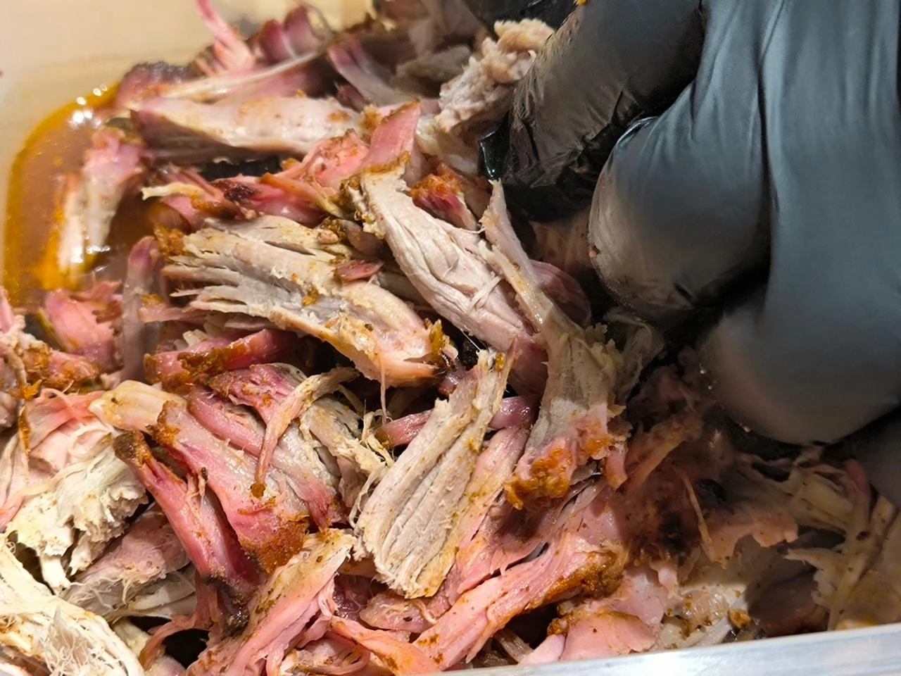 Сегодня на гриле — рваная свинина (pulled pork)
Традиционное воскресное мясо. Делаем классику южного BBQ.
🧂 Свинина — шея | Сетка — новая социальная сеть от hh.ru