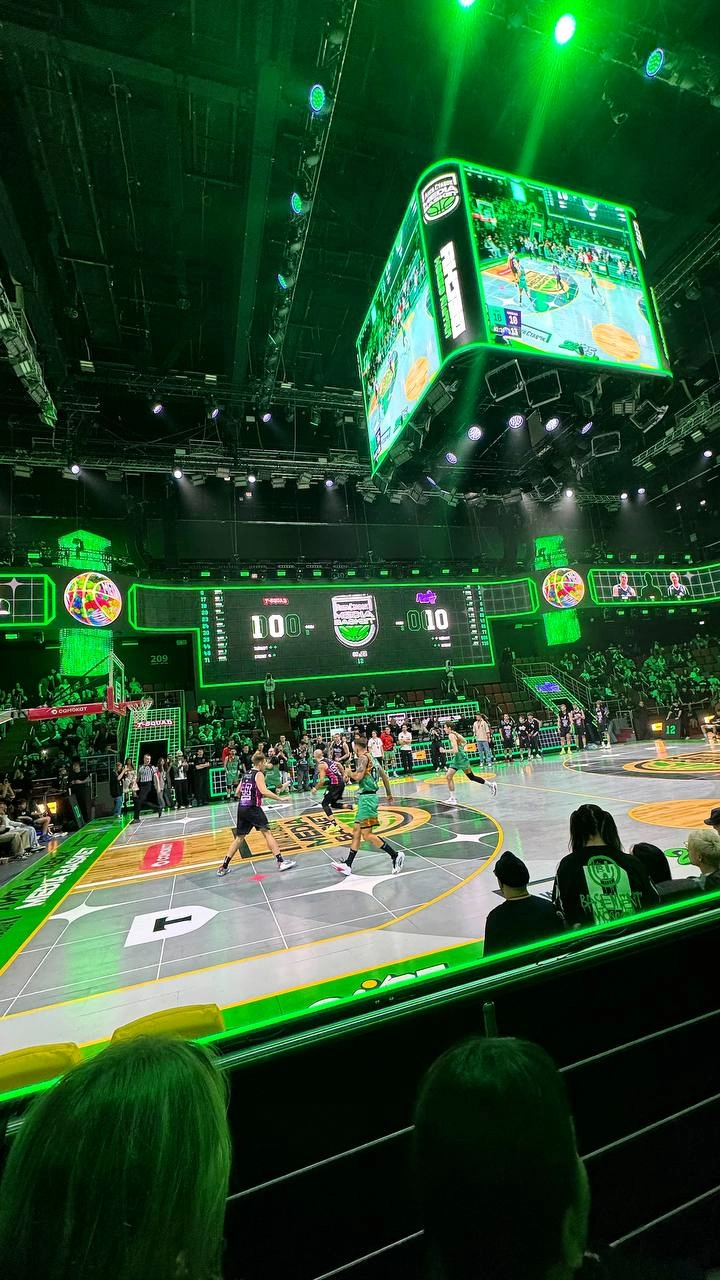 В минувшие выходные впервые оказался на медиаспорте, а именно на Лига Ставок Media Basket.
Это что-то. Свет, звук, эффекты, интро команд и атмосфера праздника и дружбы | Сетка — новая социальная сеть от hh.ru