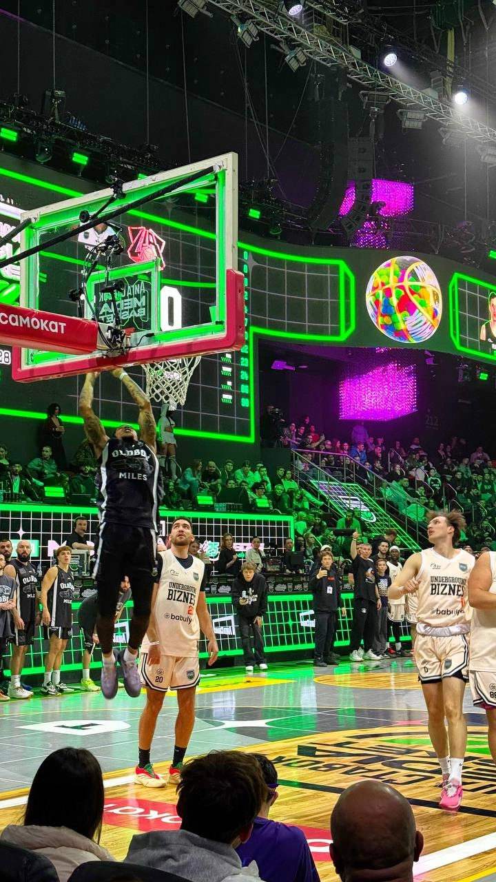 В минувшие выходные впервые оказался на медиаспорте, а именно на Лига Ставок Media Basket.
Это что-то. Свет, звук, эффекты, интро команд и атмосфера праздника и дружбы | Сетка — новая социальная сеть от hh.ru
