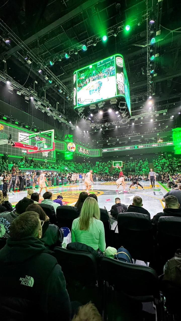 В минувшие выходные впервые оказался на медиаспорте, а именно на Лига Ставок Media Basket.
Это что-то. Свет, звук, эффекты, интро команд и атмосфера праздника и дружбы | Сетка — новая социальная сеть от hh.ru