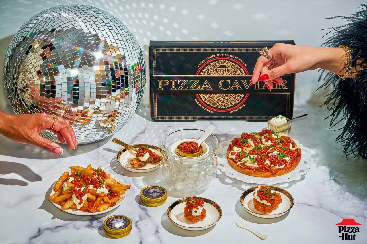 Нью-Йоркский Pizza Hut выпустил лимитированный комбо-набор с икрой, в котором предложил гостям заведения попробовать свой взгляд на премиальный продукт | Сетка — новая социальная сеть от hh.ru