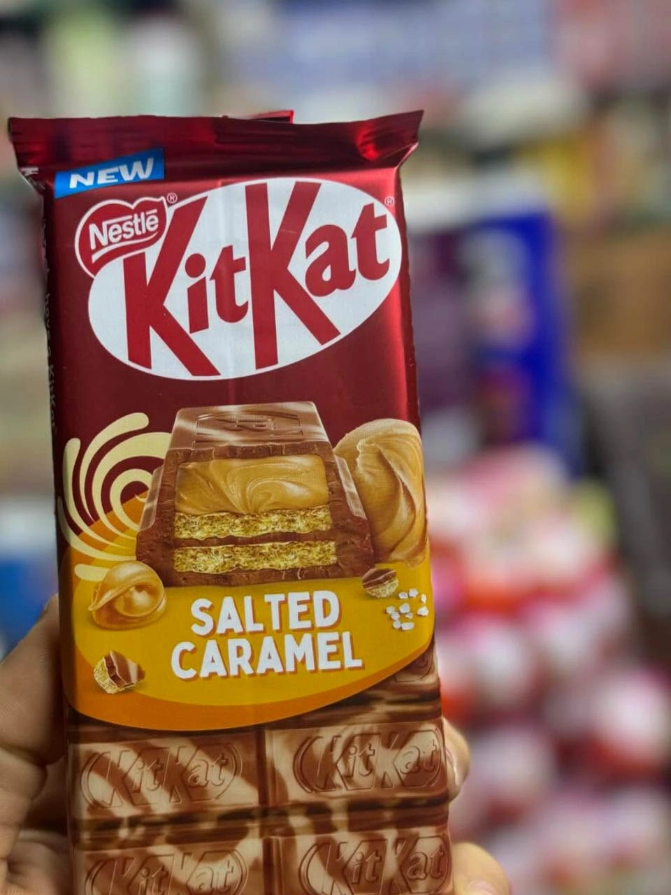 В Россию продолжают завозить редкий KitKat, на этот раз в магазинах заметили вафельно-шоколадные плитки. Доступно три вкуса: солёная карамель, двойной шоколад и лесной орех | Сетка — новая социальная сеть от hh.ru
